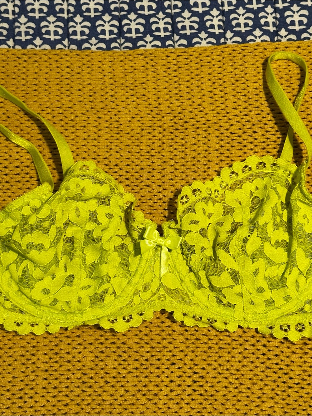 Victoria's Secret Very Sexy Lace Underwire Bra in Neon Green